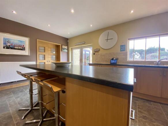 4 bed Detached to rent Image 10