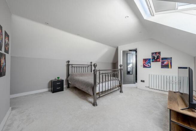 5 bed Detached for sale Image 12