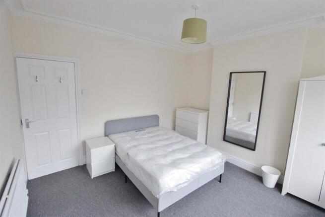 4 bed Terraced to rent Image 5