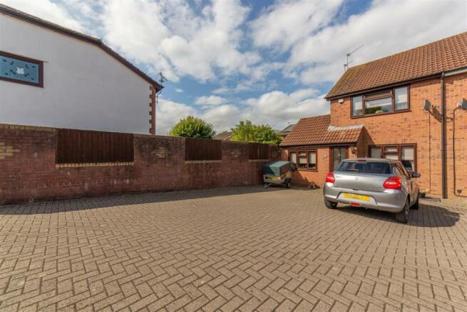 76 Gifford Close-21.jpg