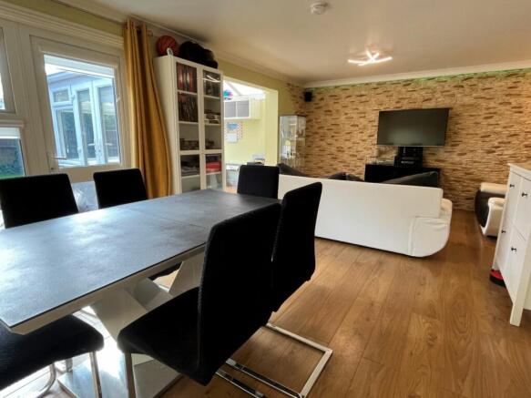 LOUNGE/DINING ROOM