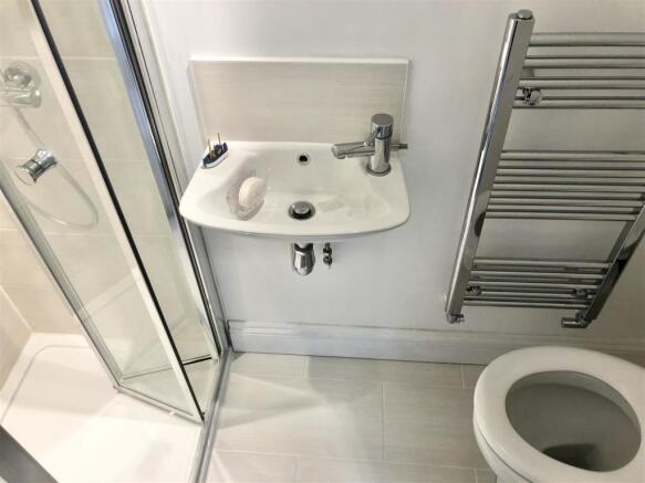 Bed 1 en-suite.JPG