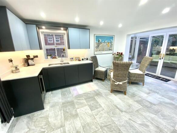 KITCHEN/CONSERVATORY/FAMILY ROOM