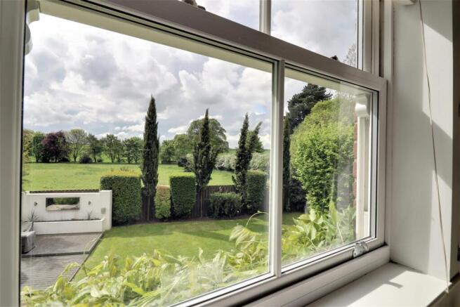 5 bed Detached for sale Image 12