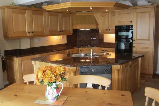 KITCHEN/BREAKFAST RO