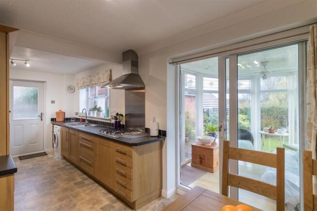 KITCHEN/DINING ROOM