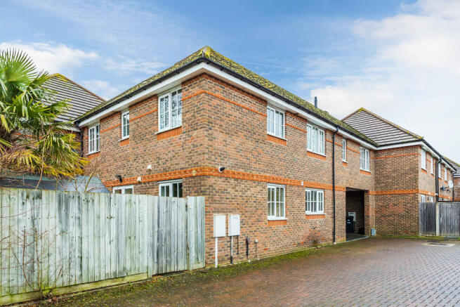 16-Priestlands-Close-12.jpg