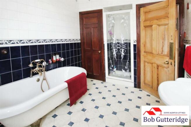 FIRST FLOOR FAMILY BATHROOM