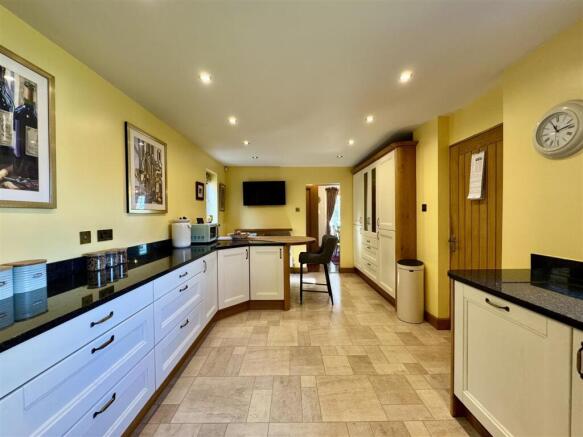 4 bed Detached for sale Image 11