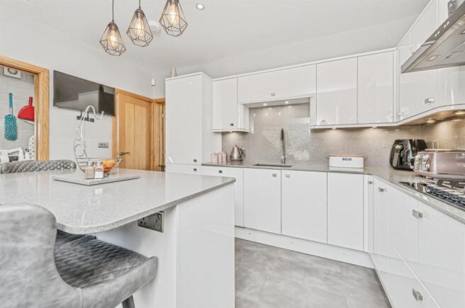 3 bed Semi-Detached for sale Image 7