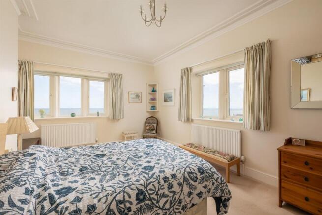4 bed House for sale Image 11