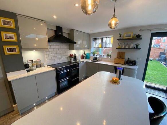 LOUNGE/KITCHEN/DINING AREA