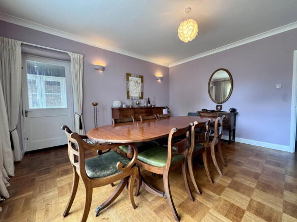 5 bed Detached for sale Image 9