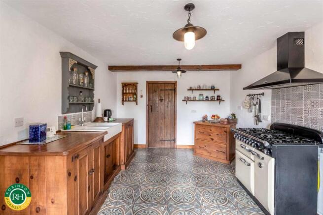5 bed House for sale Image 6