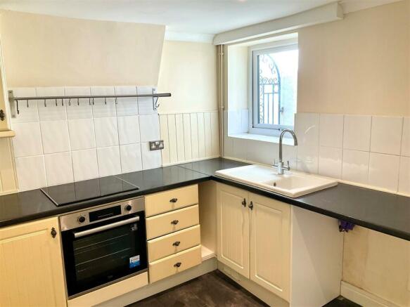 kitchen pic2.jpg