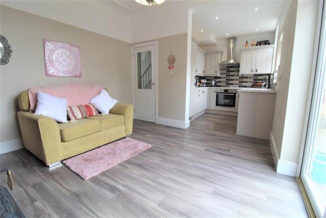 KITCHEN/DINING ROOM