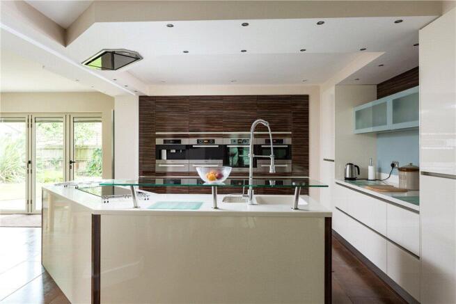 5 bed Detached for sale Image 6