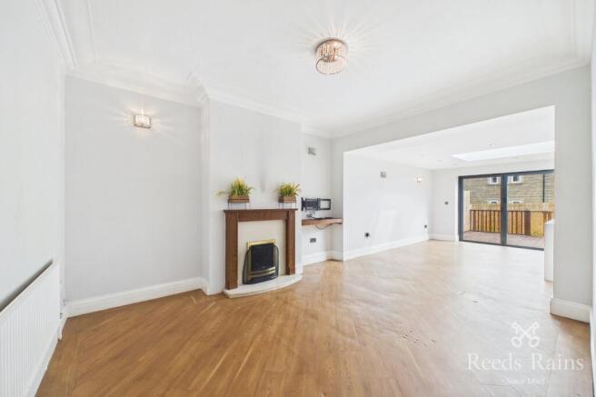 4 bed Semi-Detached for sale Image 3
