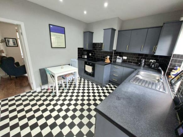 LARGE FAMILY KITCHEN/BREAKFAST ROOM