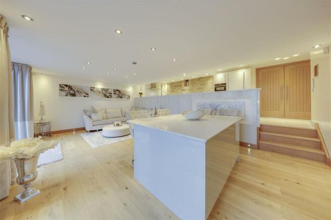 Lounge / Dining