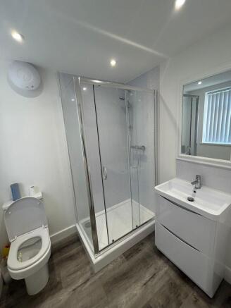 4 bed House to rent Image 8