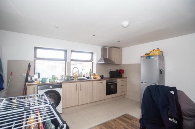 3 bed Flat for sale Image 7