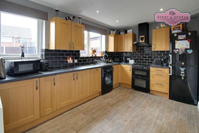 KITCHEN / BREAKFAST