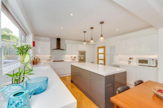 4 bed Detached for sale Image 5