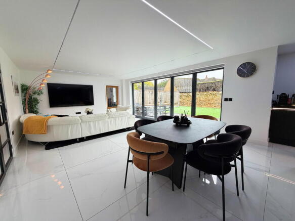 Manor Close, Harpole, NN7 photo 4