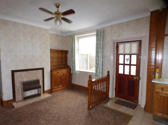 SPACIOUS DINING KITC