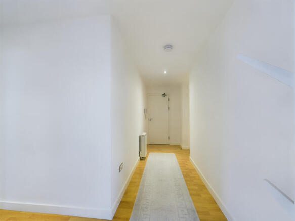 3 bed Apartment for sale Image 4