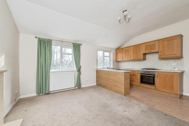 6 bed Detached for sale Image 10