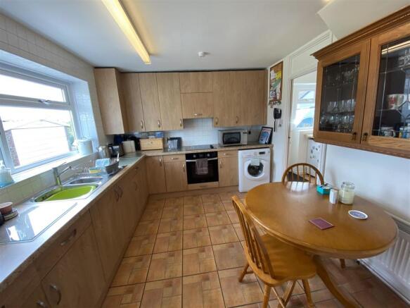 KITCHEN/BREAKFAST ROOM