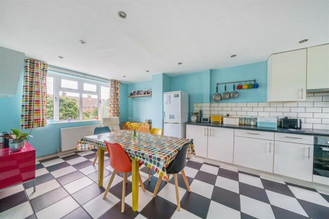 KITCHEN/DINING ROOM