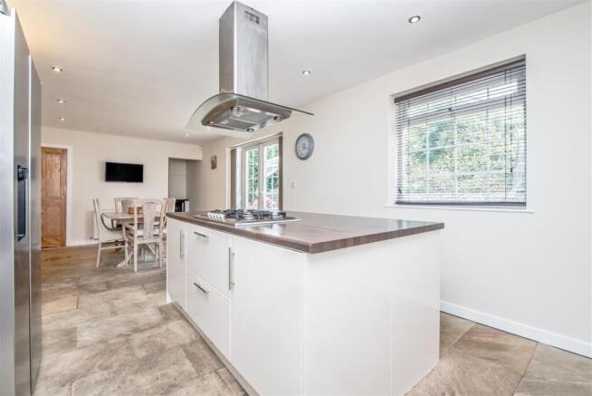 5 bed Detached for sale Image 6