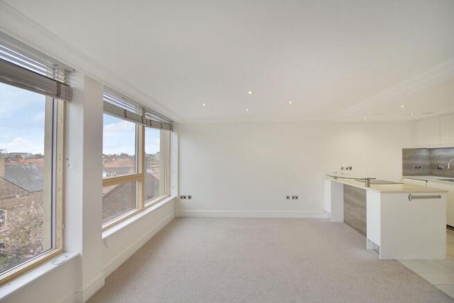 3 bed Apartment to rent Image 8