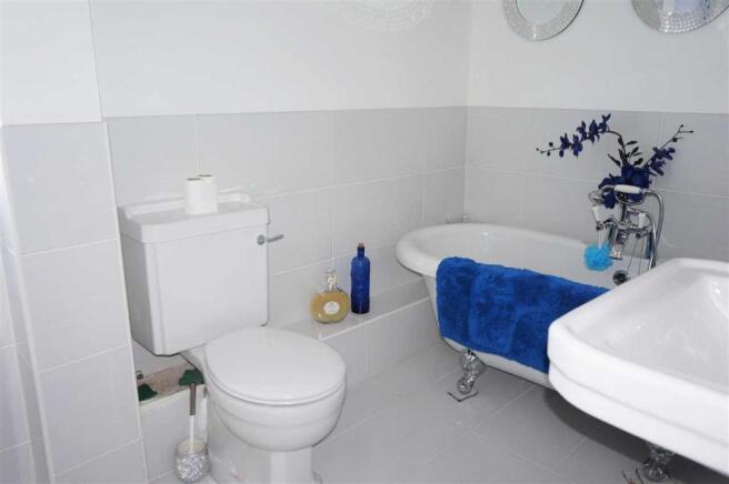 FAMILY BATHROOM