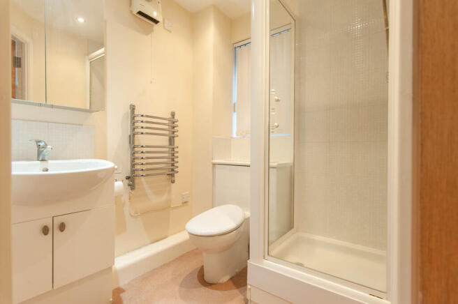 3 bed Flat to rent Image 8
