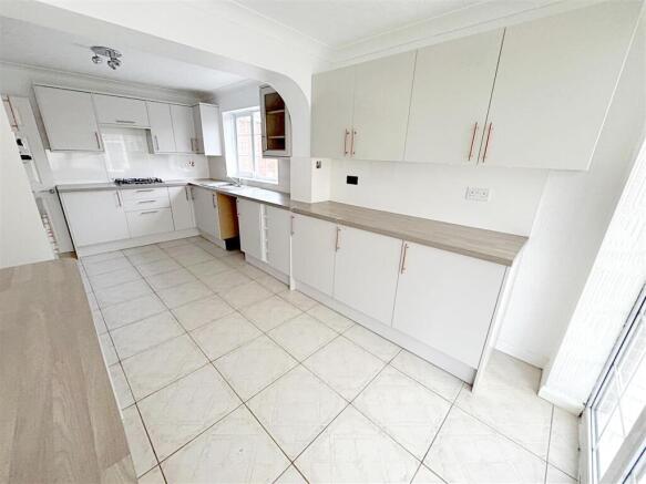 KITCHEN/BREAKFAST ROOM