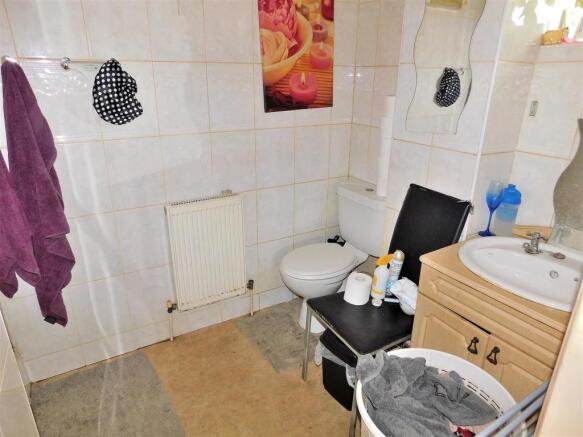 EN SUITE.JPG