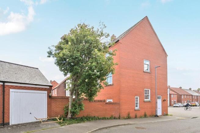 GARAGE & SIDE OF PROPERTY.jpg