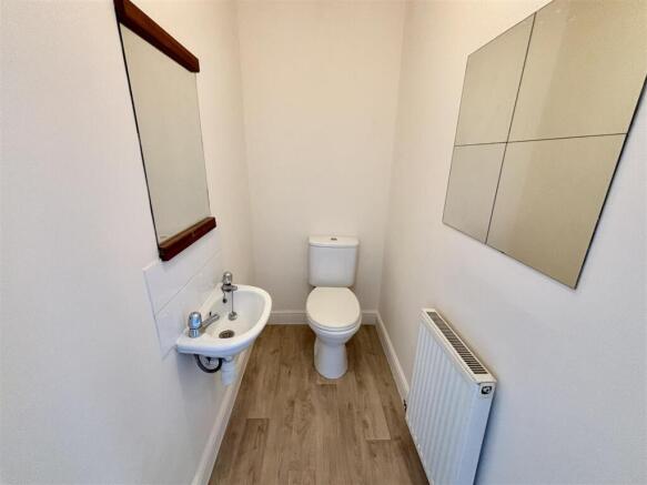 5 bed Link Detached House for sale Image 12