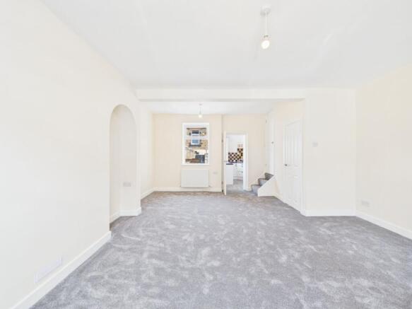 2 bed Terraced to rent Image 5