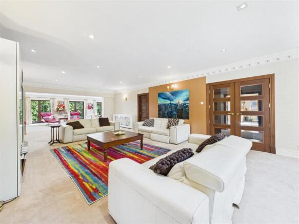 5 bed Detached for sale Image 8