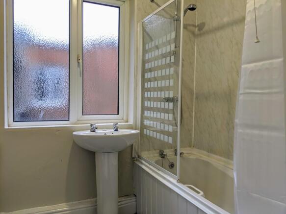 Bathroom approx 2...
