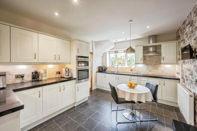 4 bed Detached for sale Image 9