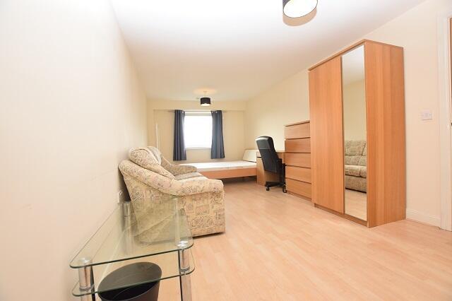 3 bed Apartment to rent Image 5