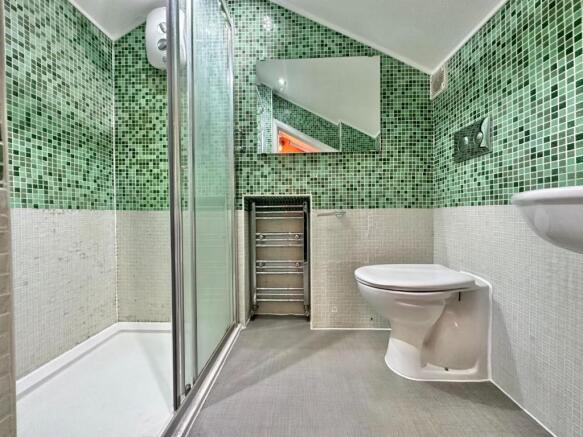 EN-SUITE SHOWER ROOM