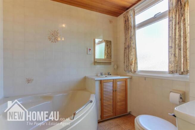 FAMILY BATHROOM: