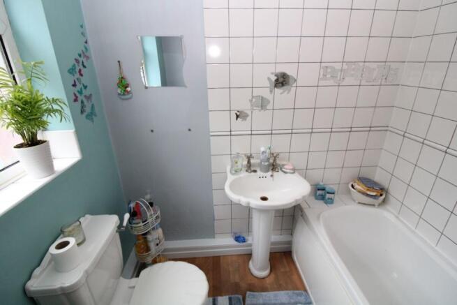 Ground Floor Family Bathroom / Wc